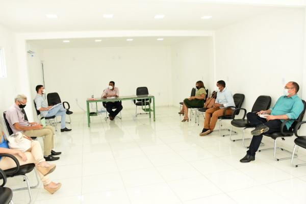 Joel Rodrigues define com equipe distribuição de cestas básicas
