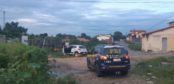 PRF recupera veículo tomado de assalto e prende foragido na BR-316