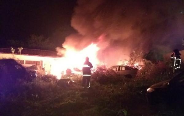 Incêndio atinge delegacia abandonada que servia como "cemitério" de veículos em Picos