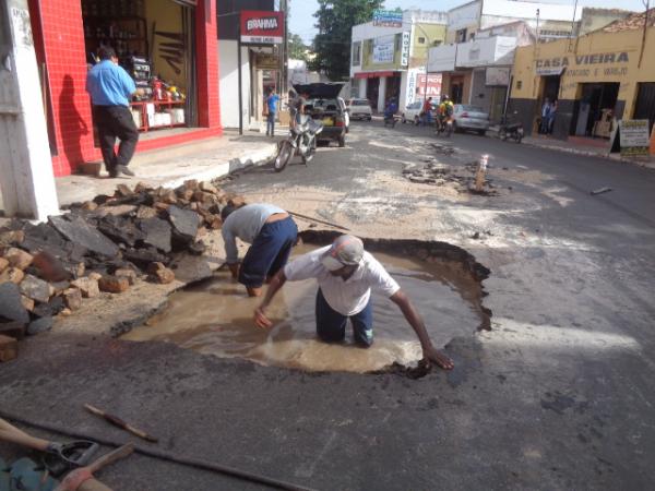 Rompimento em rede de distribuição causou falta d'água em Floriano