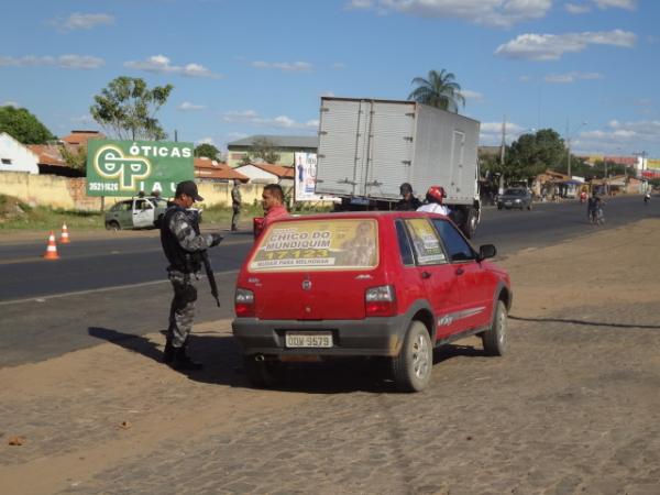 Pol&iacute;cia Militar realizou Opera&ccedil;&atilde;o Fronteira Segura em Floriano.(Imagem:FlorianoNews)