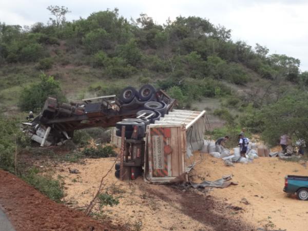 Carreta tomba na PI-135 causando a morte do motorista.(Imagem:FlorianoNews)