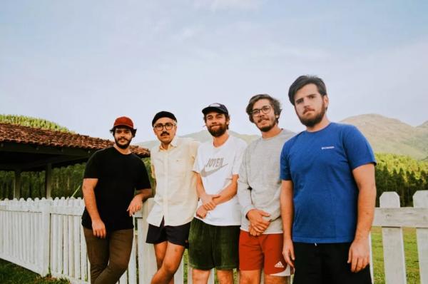 Jovem Dionísio é a única banda no top 50 do Brasil e a primeira a liderar o ranking desde 2018