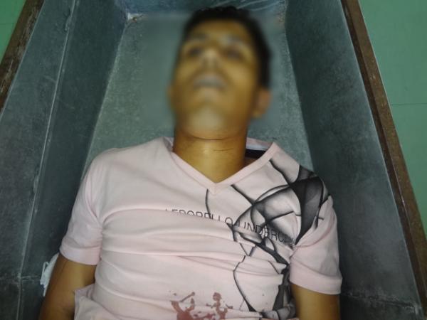 Jovem é encontrado morto em Floriano com perfuração no abdome