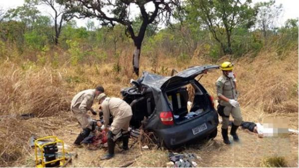 Acidente com ve&iacute;culo que seguia do Piau&iacute; para Goi&aacute;s deixa tr&ecirc;s mortos.(Imagem:180graus)