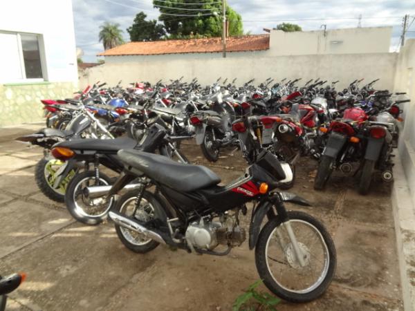 Pol&iacute;cia Militar apreende motos usadas por traficantes em Floriano.(Imagem:FlorianoNews)