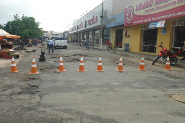 Prefeitura inicia opera&ccedil;&atilde;o tapa-buracos nas principais ruas de Floriano(Imagem:FlorianoNews)