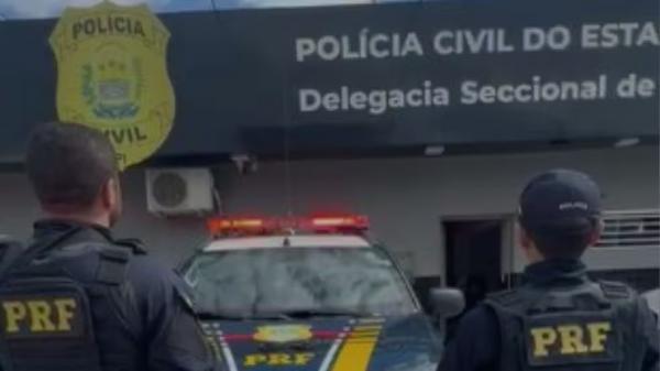 Homem com identidade falsa e mandados em aberto é preso e tenta fugir ao chegar à delegacia