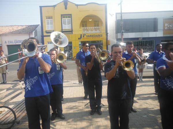 Hasteamento de bandeiras assinala abertura da Semana da P&aacute;tria em Floriano.(Imagem:FlorianoNews)