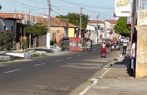 Ve&iacute;culo tomba e deixa motorista ferido em Floriano.(Imagem:Divulga&ccedil;&atilde;o)