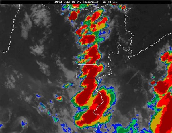 Imagem de sat&eacute;lite da parte central do pa&iacute;s. Os tons vermelhos indicam nuvens carregadas, quanto mais escuro o vermelho, maior potencial tem a nuvem para provocar impacto (Imagem:Inmet/Reprodu&ccedil;&atilde;o)
