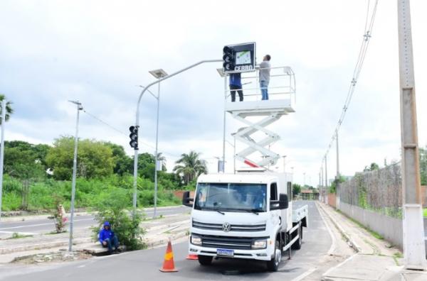 Prefeitura implanta novo semáforo em cruzamento movimentado de Floriano