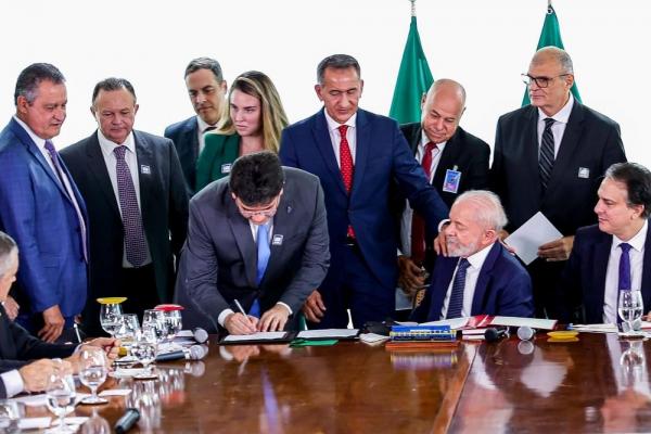 Rafael e Lula assinam aditivo para conclusão da Transnordestina e destacam o impacto econômico