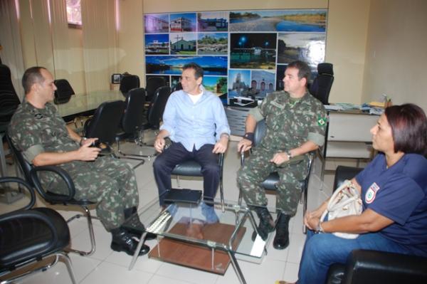 Prefeito Gilberto J&uacute;nior recebe representantes da Junta Militar em seu gabinete.(Imagem:Waldemir Miranda)