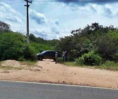 Ligação anônima leva Polícia até corpo enterrado em rodovia do Piauí