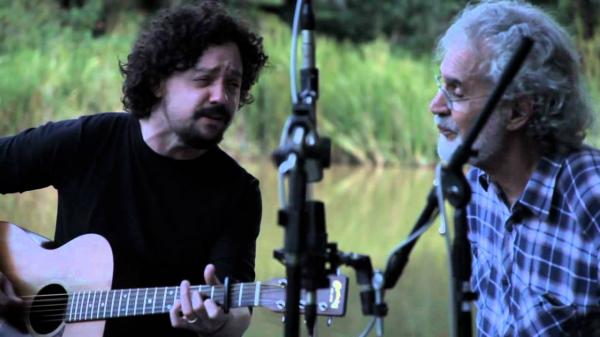 Renato Teixeira reaviva canção fraterna de 1981 em single com o filho Chico Teixeira