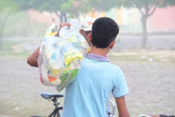 Prefeitura de Floriano realiza entrega de cestas básicas a famílias das zonas urbana e rural(Imagem:Secom)