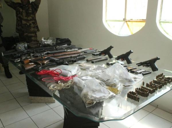 Pol&iacute;ciai Civil apreende armas de grosso calibre e muni&ccedil;&otilde;es.(Imagem:Catarina Costa/G1)