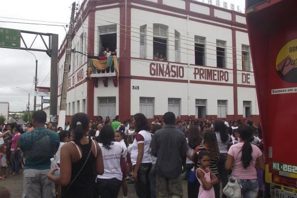 Desfile C&iacute;vico Escolar comemora o Dia do Trabalhador em Floriano.(Imagem:FlorianoNews)