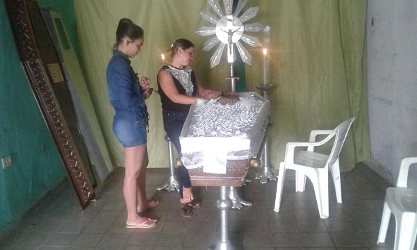 Corpo da m&atilde;e de Serginho Mototaxi &eacute; sepultado em Floriano.(Imagem:Tem&iacute;stocles Filhojc24horas)