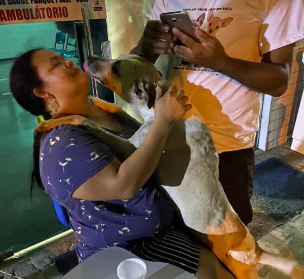 Mulher adota cão que a "consolou" após morte da mãe por Covid-19