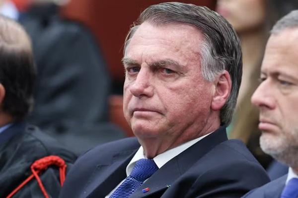Moraes atende a pedido da PGR e arquiva investigação sobre fraude no cartão de vacina de Bolsonaro
