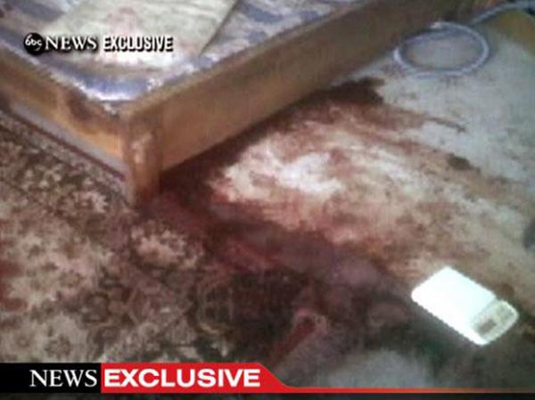 Mancha de sangue no carpete do quarto da mans&atilde;o onde, segundo os EUA, Bin Laden foi morto na madrugada desta segunda (2), no Paquist&atilde;o(Imagem:ABC News / Reuters)