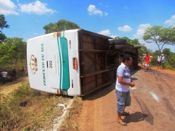 Ônibus tomba na PI 110 deixando vários feridos