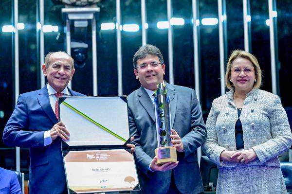 Rafael Fonteles recebe comenda do Senado por avanço do Piauí na alfabetização na idade certa