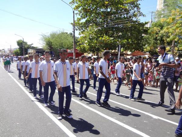 Floriano comemorou o Dia da P&aacute;tria com desfile c&iacute;vico.(Imagem:FlorianoNews)