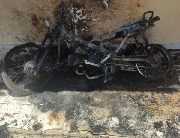 Moto é roubada e incendiada em bairro de Floriano