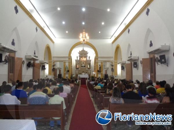 Fi&eacute;is participam da Vig&iacute;lia Pascal em Floriano.(Imagem:FlorianoNews)