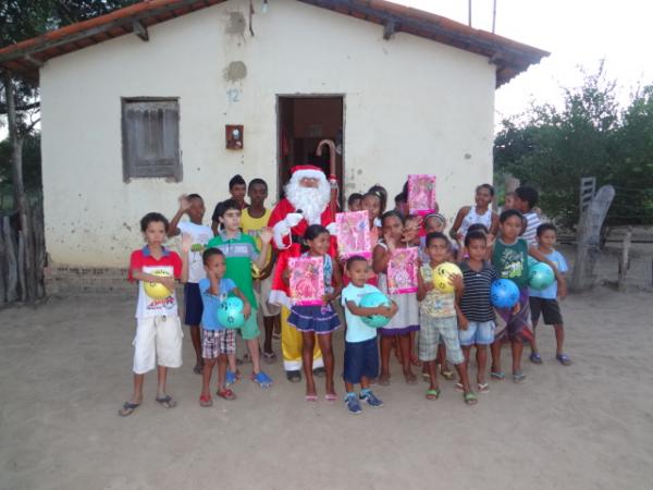 Crian&ccedil;as da Comunidade cachoeira recebem a visita do Papai Noel (Imagem:FlorianoNews)