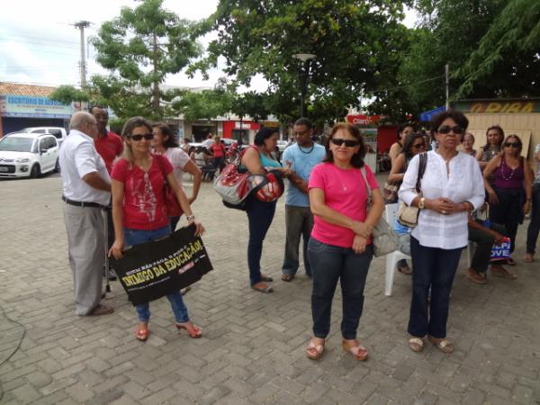 Professores fazem ato p&uacute;blico na Pra&ccedil;a Dr. Sebasti&atilde;o Martins.(Imagem:FlorianoNews)