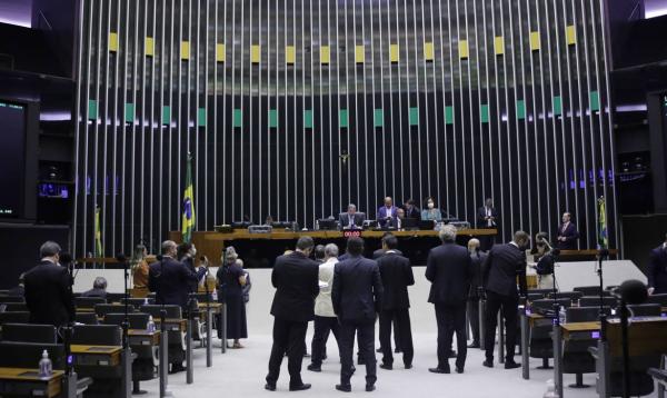 Câmara aprova texto-base de projeto que limita ICMS dos combustíveis