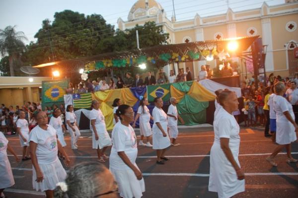 Florianenses prestigiaram o desfile c&iacute;vico militar de 7 de Setembro.(Imagem:Waldemir Miranda)