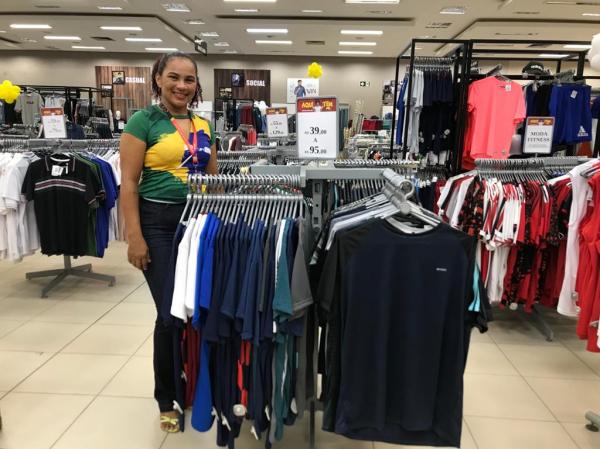 Jaqueline, chefe do setor de confec&ccedil;&otilde;es.(Imagem:FlorianoNews)
