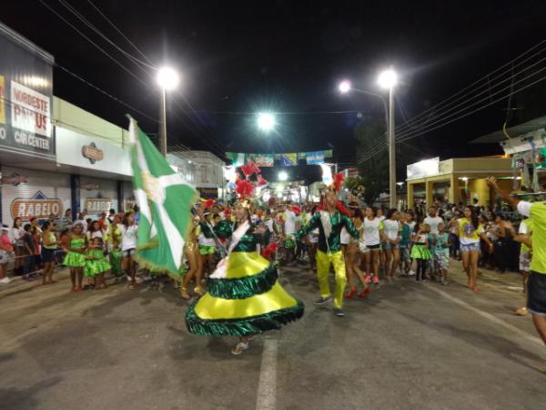 Desfile de escolas de acesso marca domingo de carnaval em Floriano