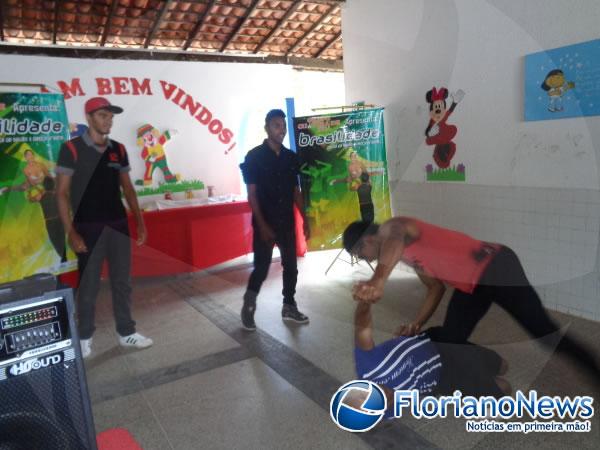 Alunos se divertem com apresenta&ccedil;&atilde;o de dan&ccedil;as na Semana da Crian&ccedil;a.(Imagem:FlorianoNews)