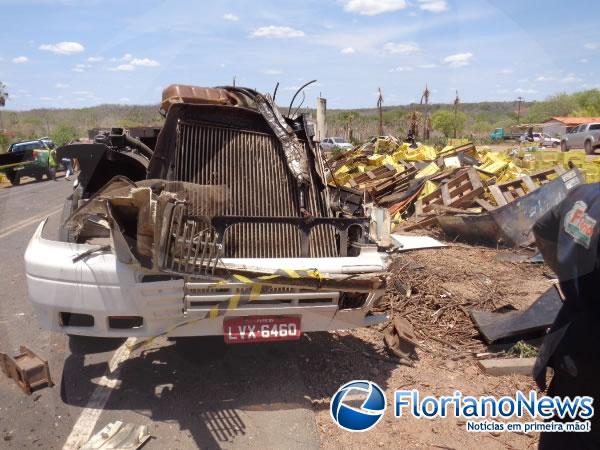 Caminh&atilde;o tomba e motorista morre em acidente na PI 140.(Imagem:FlorianoNews)
