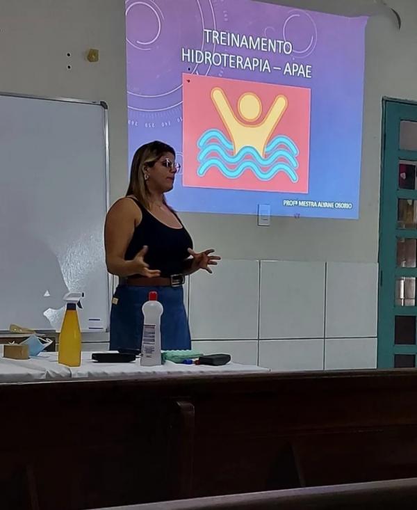 Servidores da APAE participam de treinamento de hidroterapia(Imagem:Reprodu&ccedil;&atilde;o)