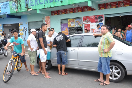 Criança de 2 anos é deixada trancada dentro de carro e apavora população