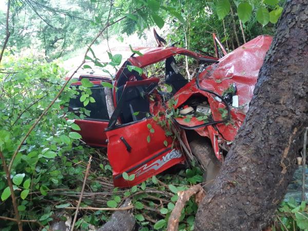 Homem e bebê de 4 meses morrem após veículo colidir em árvore no Piauí