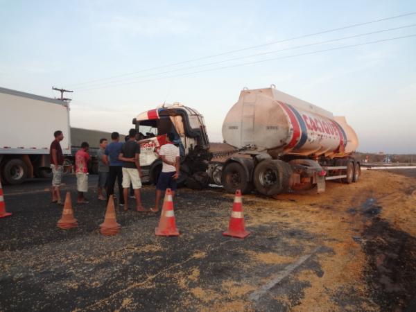 Acidente entre carretas deixa três pessoas feridas na BR-230