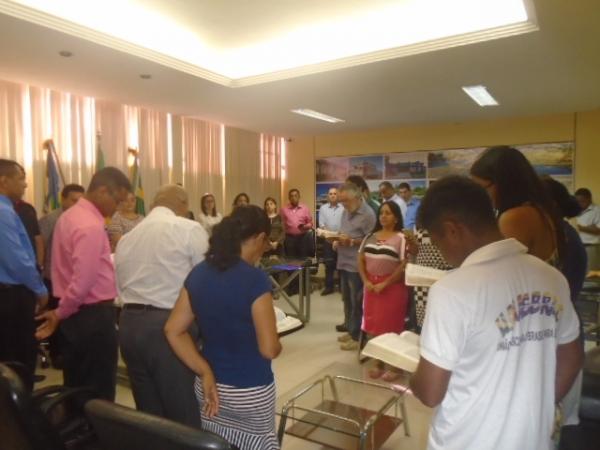 Prefeito e secret&aacute;rios come&ccedil;am o dia com ora&ccedil;&atilde;o na sede administrativa.(Imagem:FlorianoNews)