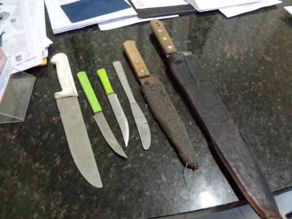 Pol&iacute;cia Militar realiza apreens&otilde;es de armas branca em Floriano.(Imagem:FlorianoNews)