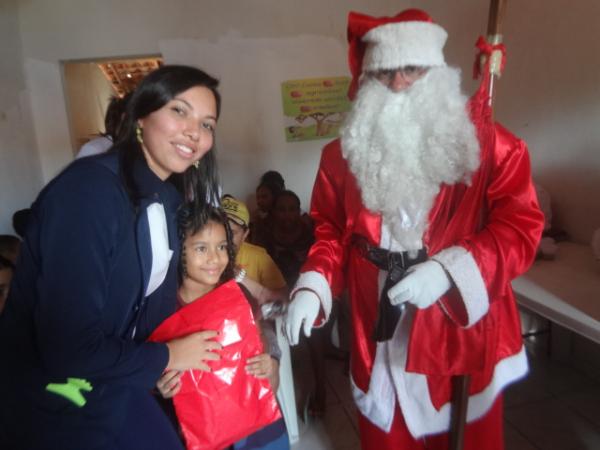 Papai Noel distribuiu presentes para crian&ccedil;as em Floriano.(Imagem:FlorianoNews)