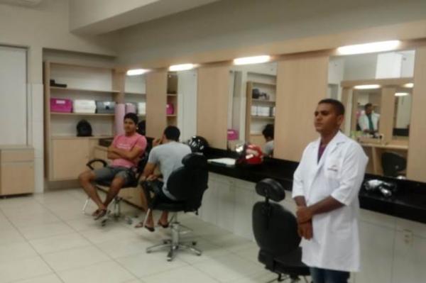 Alunos fazem aula pr&aacute;tica de corte de cabelos masculinos no Senac de Floriano.(Imagem:FlorianoNews)