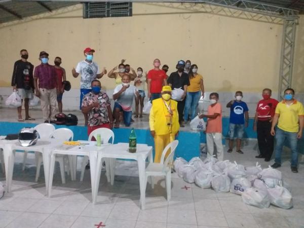 Projeto Amarelinho e TV Tropical fazem doações de cestas básicas à artistas de Floriano e Barão