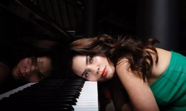 Laura Proença grava músicas de Chico Buarque em álbum produzido pelo cantor Márcio Gomes